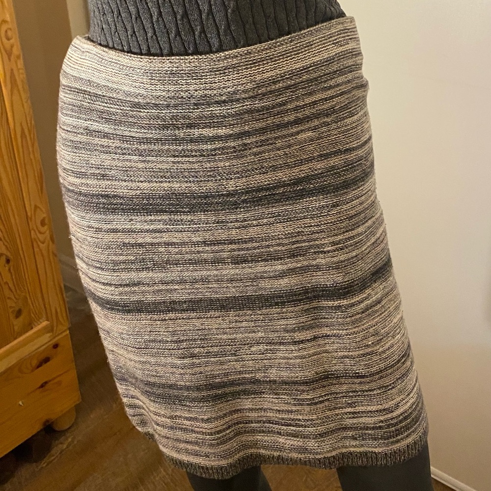 LOFT just above the knee Striped Gray Knit Skirt